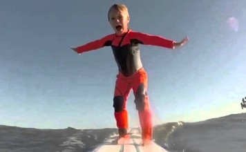 물 위를 가르는 네살배기의 포스