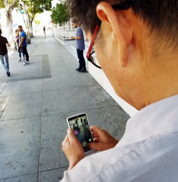 “이걸 잡으려 그리 싸돌아 다녀? 헐~ 그래도 재밌네, 아톰은 안 나와?”