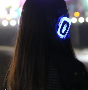 소리 없이 즐기는 파티 ‘사일런트 디스코’