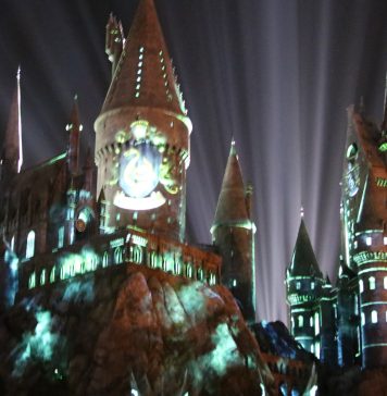 마법의 세계 해리포터 빌리지의 ‘나잇타임 라이트쇼’