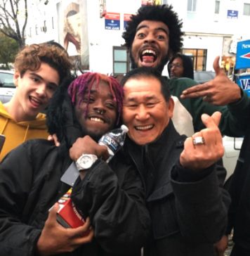 할리우드의 ‘담배가게 아저씨’ 는 소셜스타