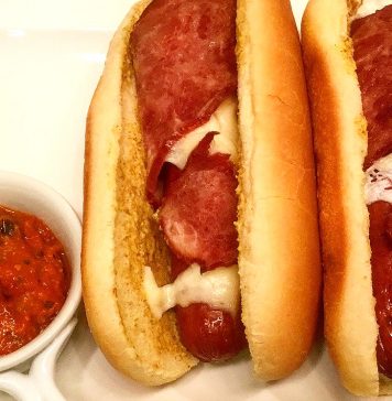 치즈가 쫘악 녹아내리는 칠리 핫도그