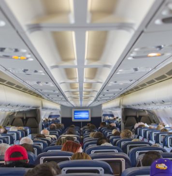 장거리 비행의 악몽! 비행기 가운데 좌석에서 살아남는 법