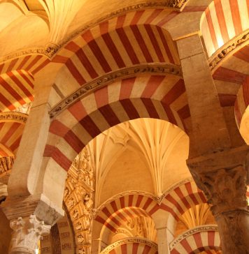 이슬람 사원이 가톨릭 성당을 품고 있는 상징적 조화: 코르도바의 메스키타