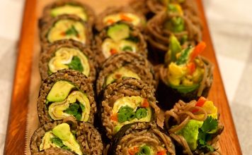 밥 대신 메밀국수로 김밥을? 이색적인 김밥 만들기