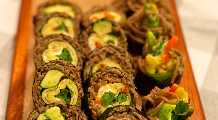 밥 대신 메밀국수로 김밥을? 이색적인 김밥 만들기