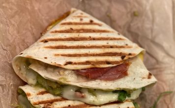 주말 브런치 메뉴로 딱인 ‘접어먹는 또띠야 샌드위치’