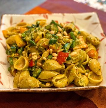 바질페스토로 담백한 맛을 낸 콜드 해물파스타