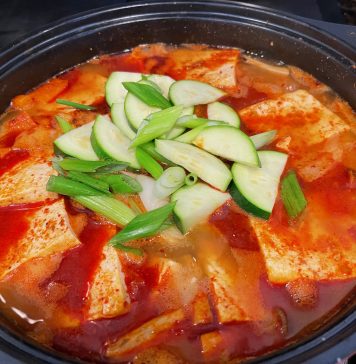 신김치와 양념장으로 끌어올린 감칠맛, ‘부침두부찌개’