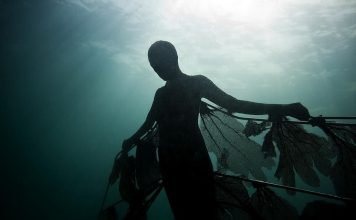 여자의 섬 해저에서 산호와 함께 자라는 조각미술관